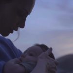Em campanha de Dia das MÃ£es, o BoticÃ¡rio evidencia a jornada desafiadora da maternidade e propÃµe reflexÃ£o sobre o esgotamento materno